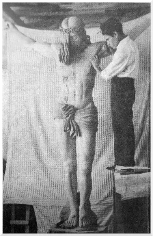 Parroquia de San Juanito  Martín Serrano junto a su obra el Cristo Crucificad...