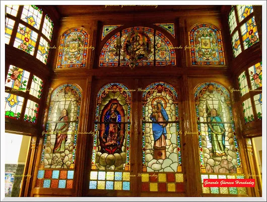 VITRALES EN LA ENTRADA PRINCIPAL DE LA IGLESIA DE GUADALUPE EN TORREÓN Vista...