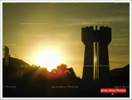 EN EL OCASO DE UN MONUMENTO Nuevamente, el señor Carlos Castañón Cuadros es...