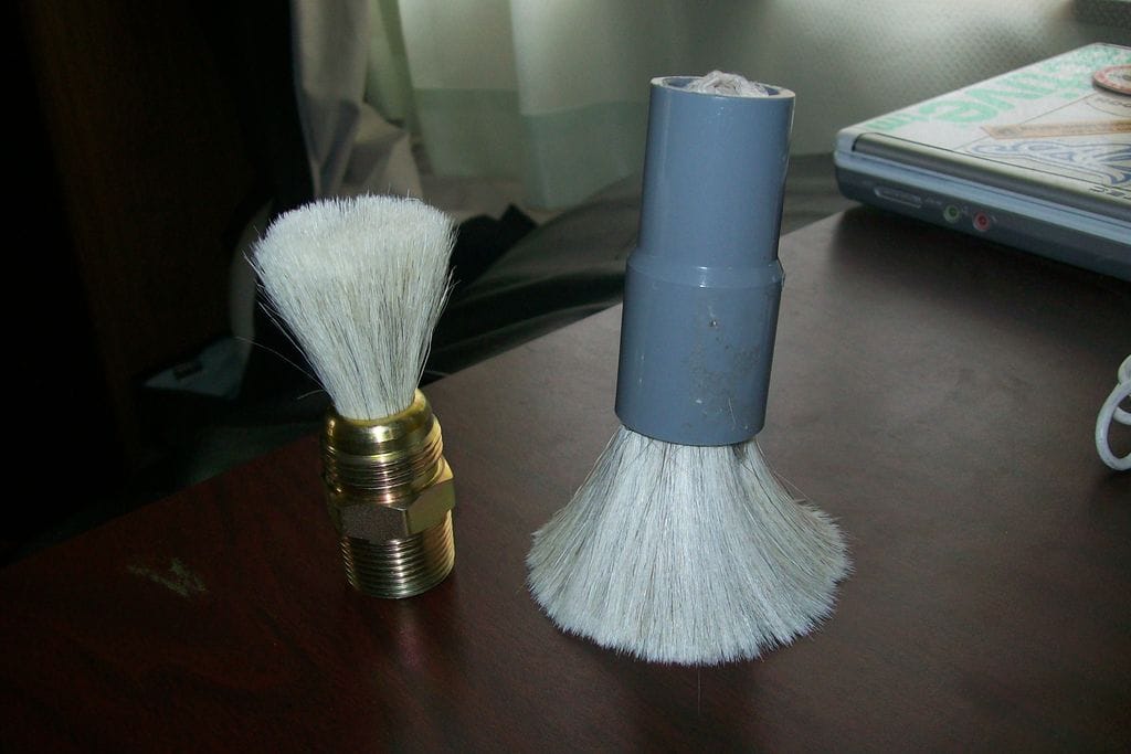 Brocha de afeitar hecha con una brocha para pintar