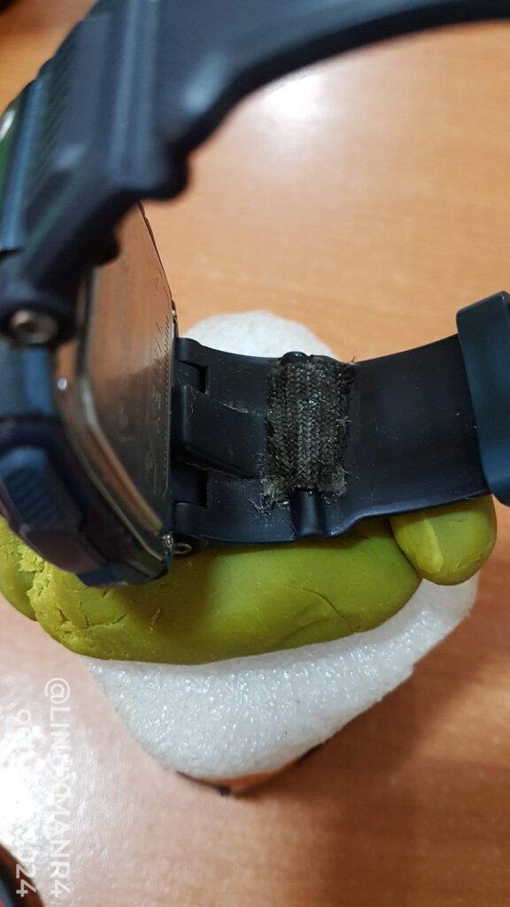 Como reparar una correa de silicona Base de Play-Doh como apoyo del reloj.