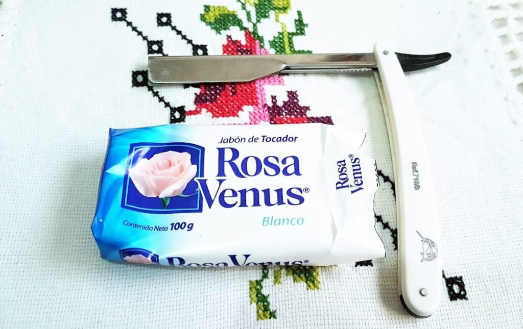 Afeitado para ahorradores extremos (pa codos pues) Shavette y jabón de tocador Rosa Venus Blanco.